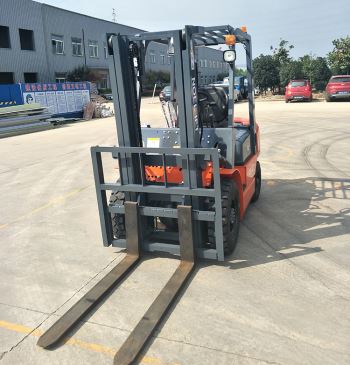 Vysokozdvižný vozík s naftovým vysokozdvižným vozíkom s hmotnosťou 3000 kg